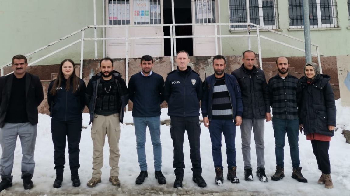 Okulumuz Müdür Yardımcısı Mahmut IŞIK'ın düzenlenmiş olduğu 'Kariyer Buluşması' projesine katılan polis memurları.