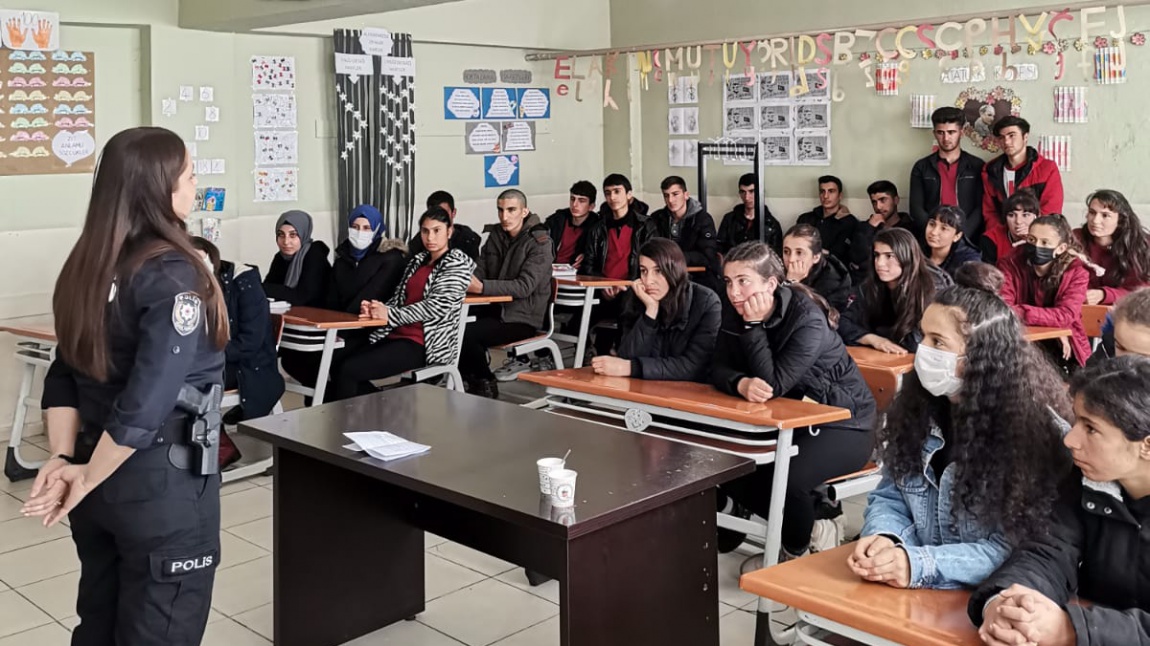 Okulumuz Müdür Yardımcısı Mahmut IŞIK'ın düzenlenmiş olduğu 'Kariyer Buluşması' projesine katılan polis memurları.